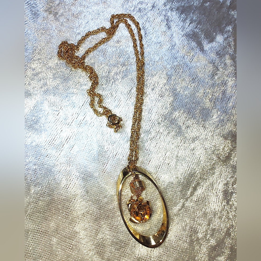 Beautiful Suspended Gold Tone Rose Necklace. - Picture 3 of 3